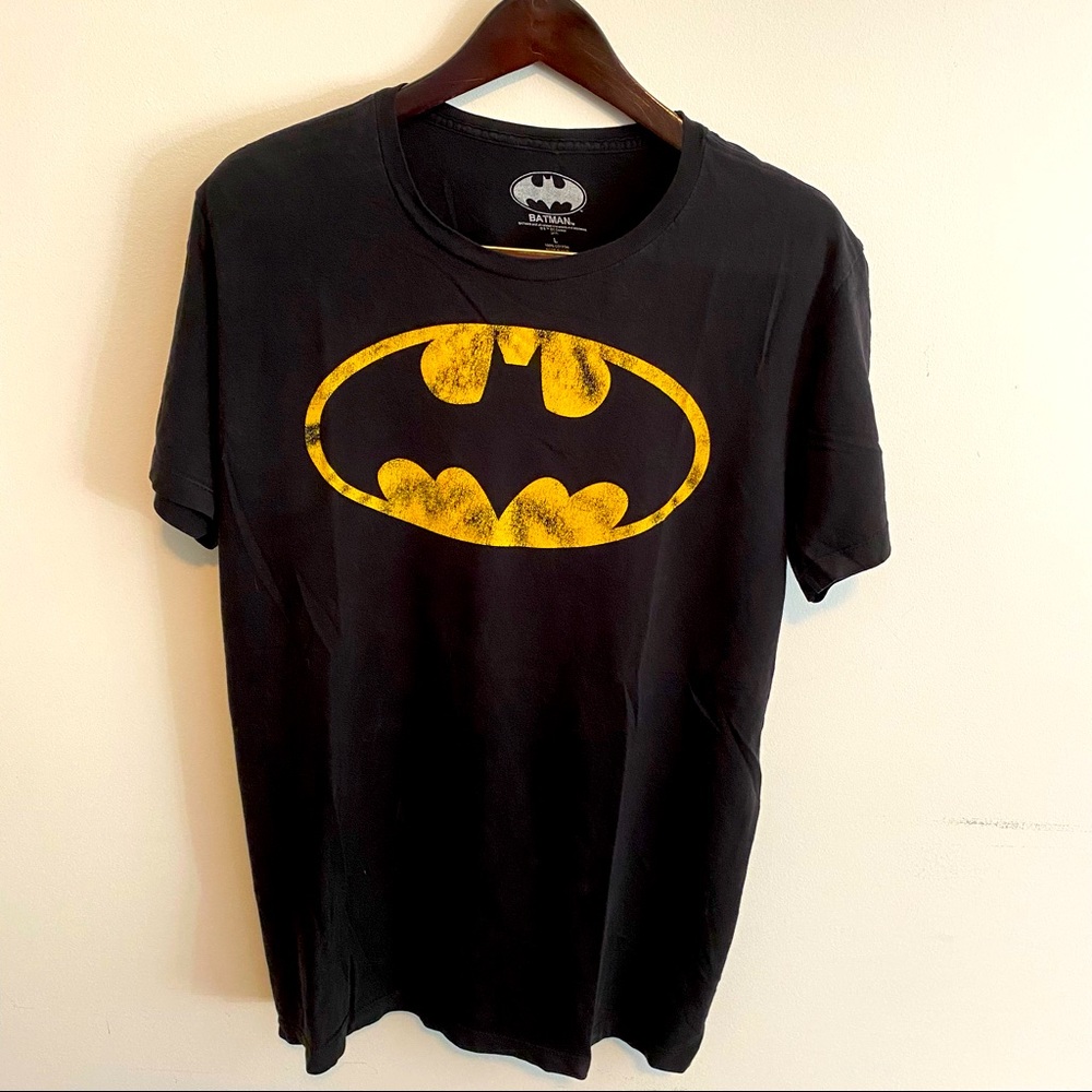 Batman t shirt black and yellow size large! Preowned